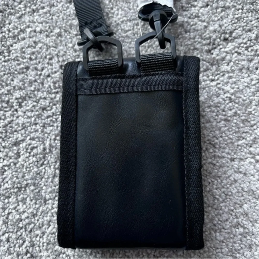💚 NWOT black card holder with detachable strap